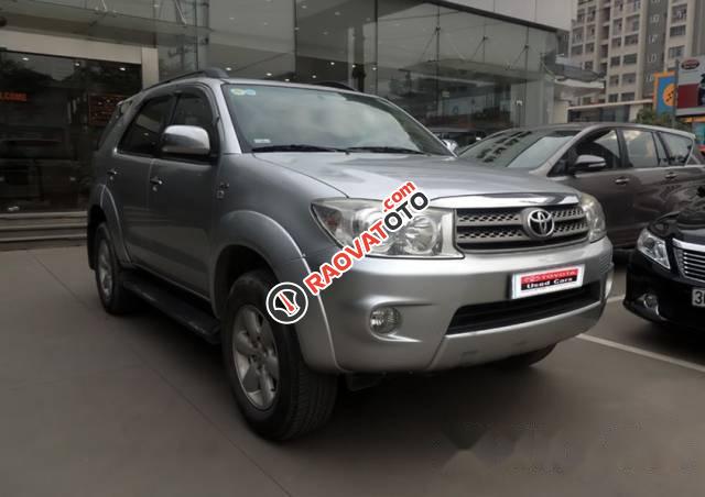 Bán Toyota Fortuner G đời 2011, màu bạc số sàn, 650tr-0