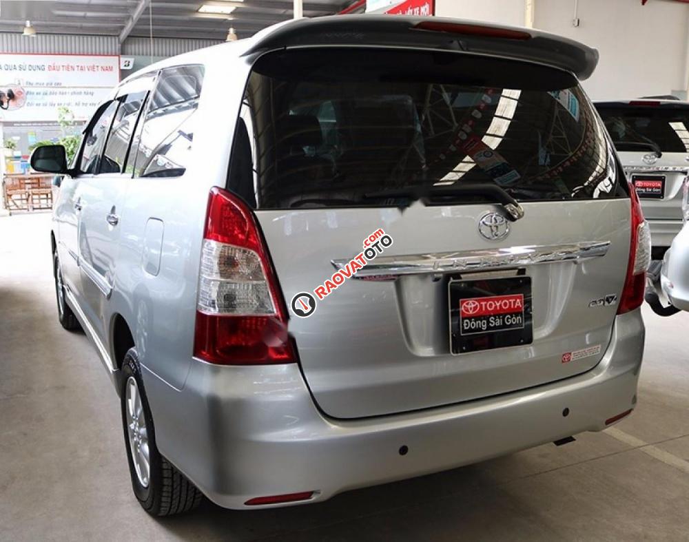 Cần bán gấp Toyota Innova 2.0V đời 2013, màu bạc, 640tr-0