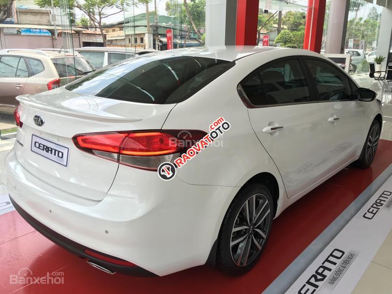 Cần bán Kia Cerato năm 2017 màu trắng, 560 triệu-2