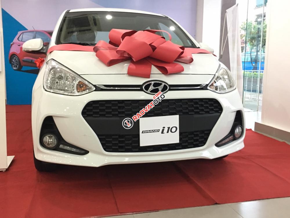 Hổ trợ trả góp Hyundai i10 1.0 MT base đời 2017, màu trắng, ưu đãi lên đến 15 triệu. LH Hương: 0902.608.293-0