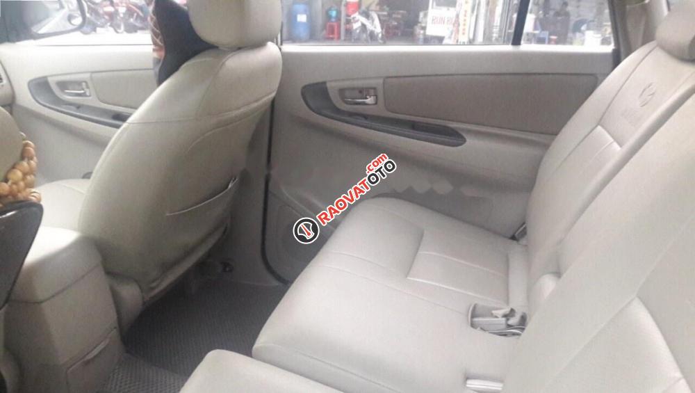 Cần bán Toyota Innova đời 2014, màu bạc-1