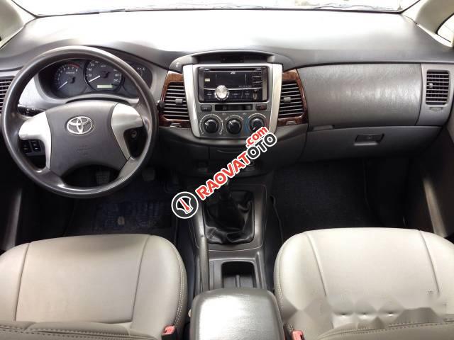 Cần bán Toyota Innova 2.0MT đời 2013, màu bạc-2