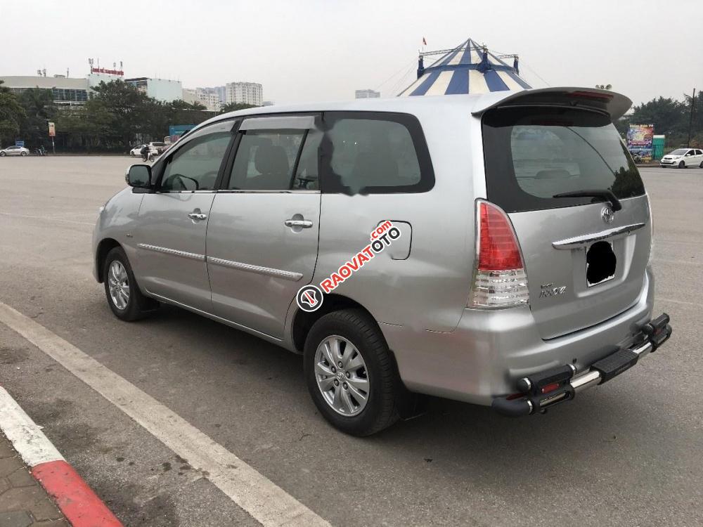 Cần bán Toyota Innova G đời 2010, màu bạc ít sử dụng-3