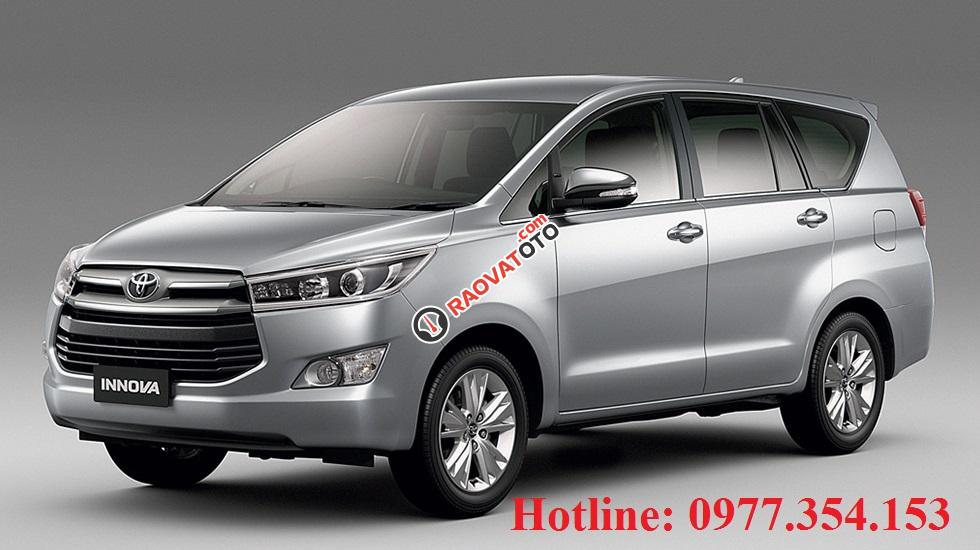 Bán Toyota Innova đời 2017, màu bạc-0