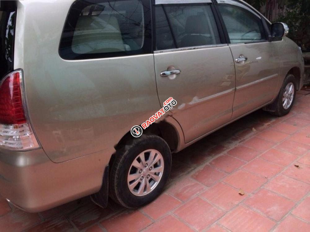 Bán Toyota Innova đời 2011, màu vàng như mới-2