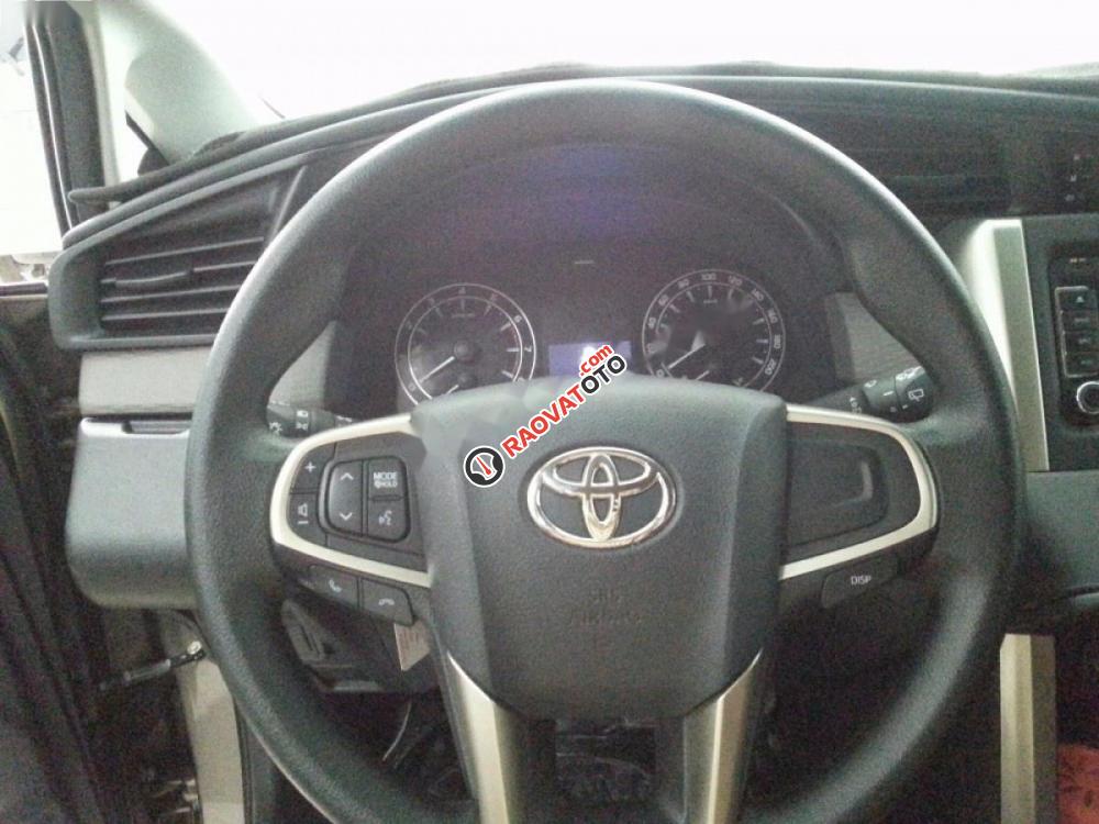 Bán Toyota Innova 2.0E đời 2017, màu nâu-5