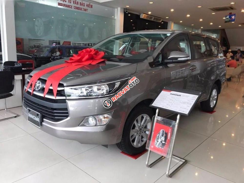 Bán Toyota Innova 2.0E, màu nâu, 699tr-3