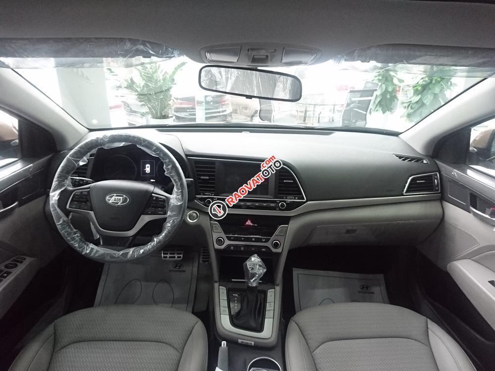 Giao ngay Hyundai Elantra 2018, màu nâu vàng, các phiên bản, giá cạnh tranh, mua xe chỉ từ 115 triệu - LH 090.467.5566-7