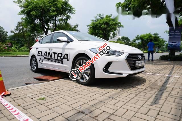 Bán xe Hyundai Elantra đời 2017, màu trắng-0