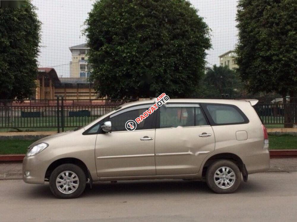 Bán Toyota Innova đời 2011, màu vàng như mới-5