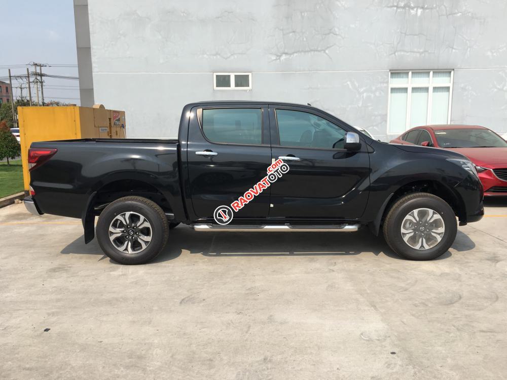 Mazda Cộng Hòa cần bán Mazda BT 50 2.2AT 2WD đời 2018, màu đen, 700tr-1