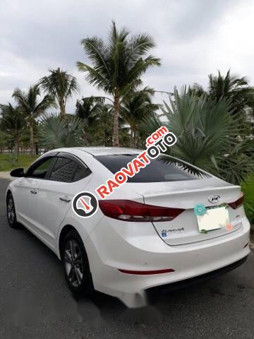 Bán gấp Hyundai Elantra 2017, màu trắng, 627tr-0