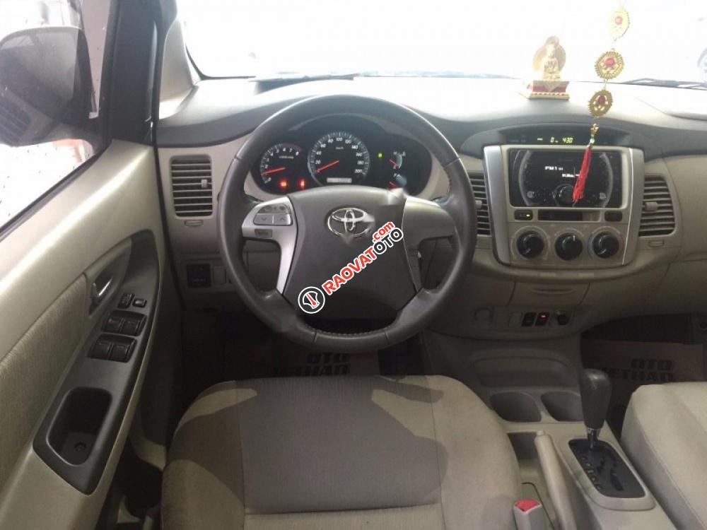 Cần bán gấp Toyota Innova 2.0G đời 2013, màu bạc xe gia đình-6