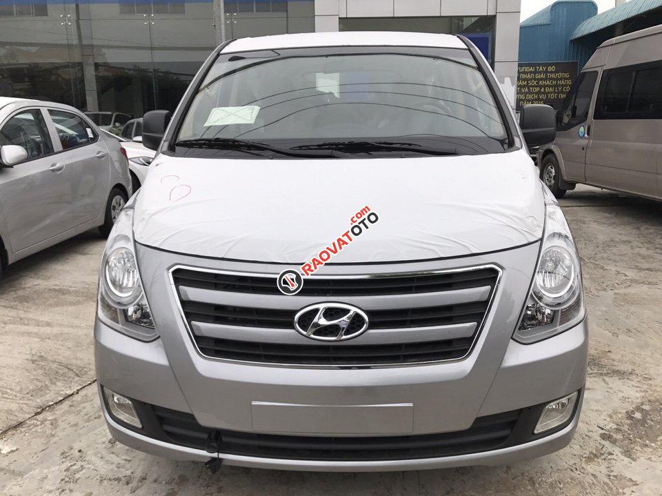 Xe 9 chỗ máy dầu Hyundai Starex nhập chiếc 2017-0