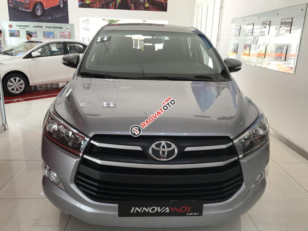 Cần bán Toyota Innova 2.0E MT đời 2018, màu bạc, trả trước 190 triệu giao xe, trả góp lãi suất 0.58%-0