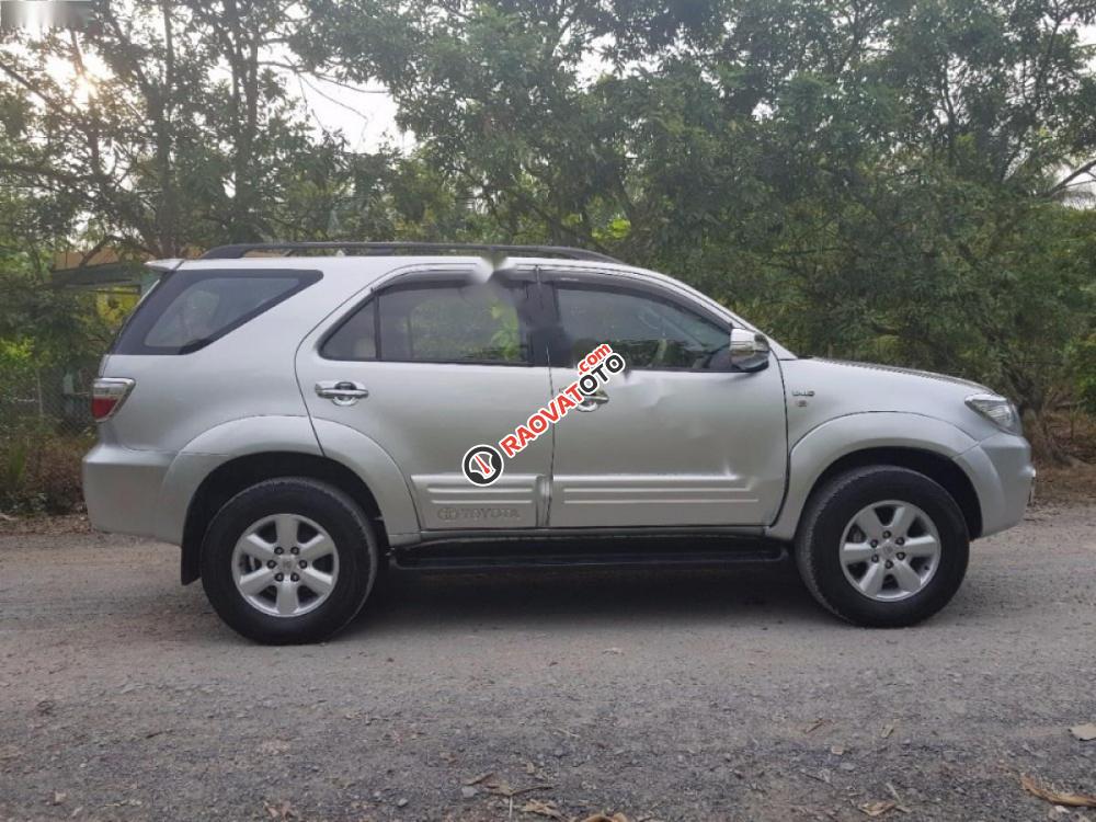 Bán ô tô Toyota Fortuner 2.5G đời 2011, màu bạc xe gia đình-2