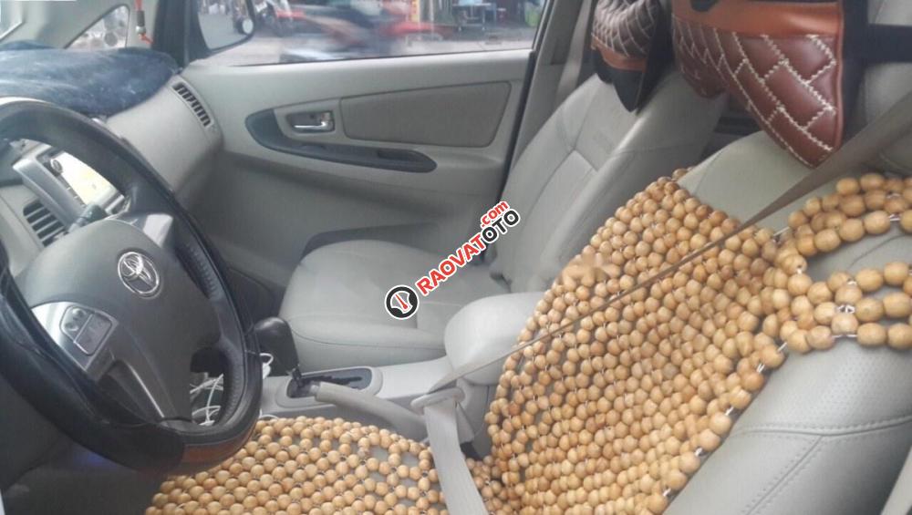 Cần bán Toyota Innova đời 2014, màu bạc-4