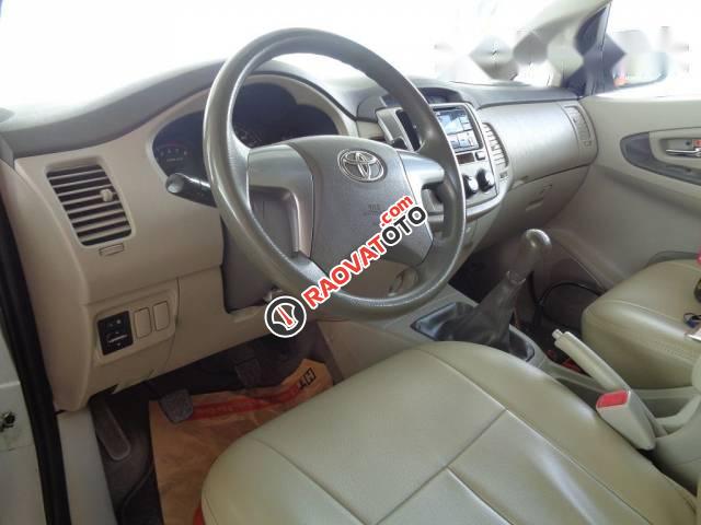 Cần bán Toyota Innova E đời 2015 số sàn, 685tr-2