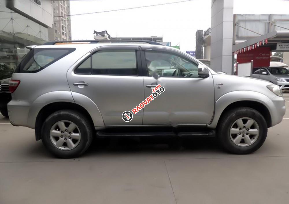 Cần bán xe Toyota Fortuner 2.5G đời 2011, màu bạc số sàn-0