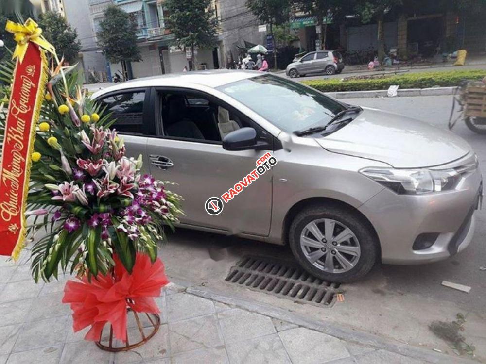 Cần bán xe Toyota Vios 1.3J đời 2015, màu ghi vàng -1