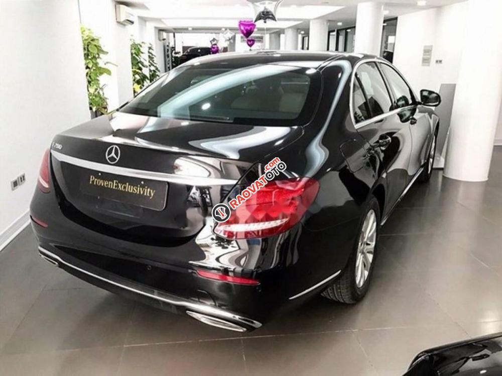 Cần bán xe Mercedes E200 đời 2017, màu đen-1