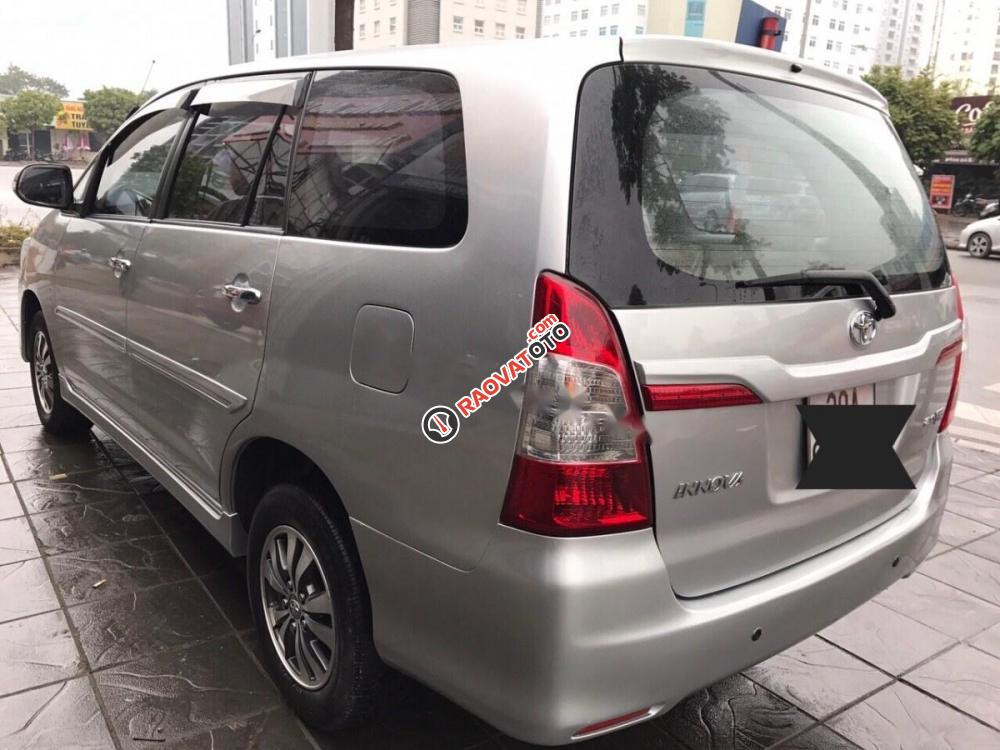 Cần bán xe Toyota Innova 2.0E năm 2015, màu bạc số sàn, 610tr-3