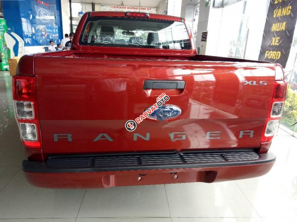 Cần bán xe Ford Ranger XLS 2.2L 4x2 MT 2017, màu đỏ, nhập khẩu nguyên chiếc, giá tốt-0