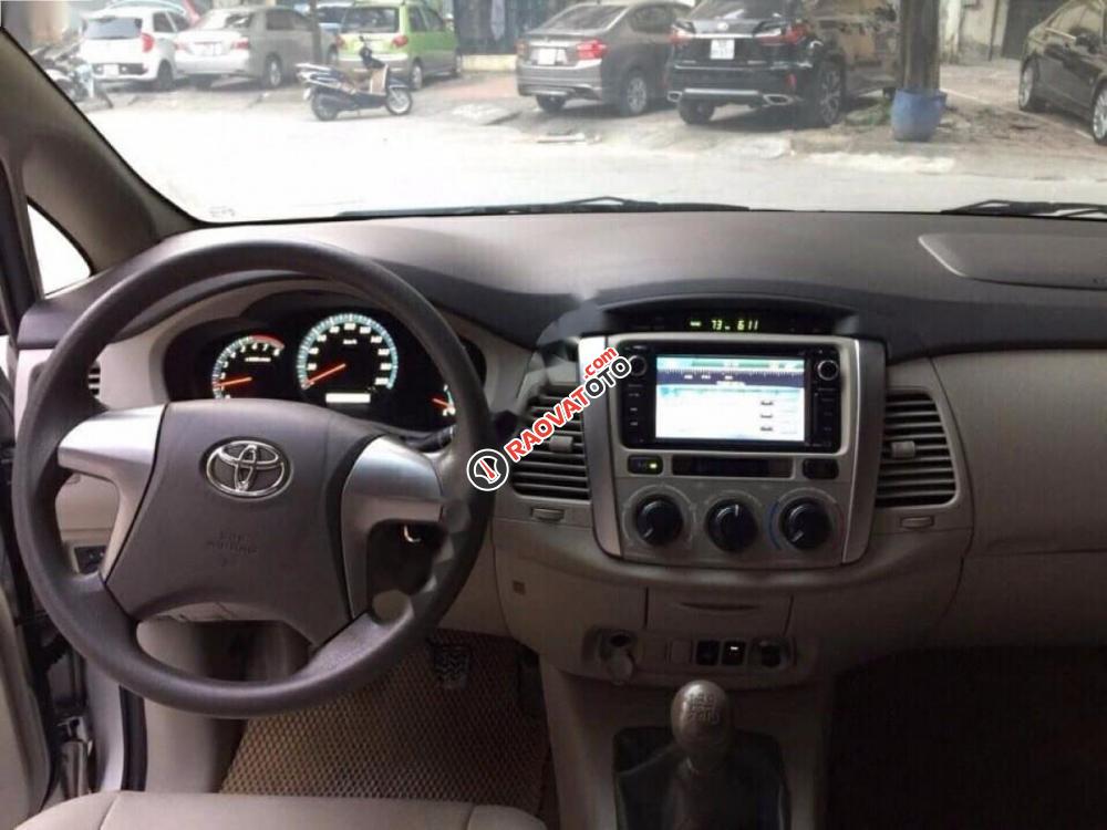 Cần bán Toyota Innova 2.0E đời 2015, màu bạc-3