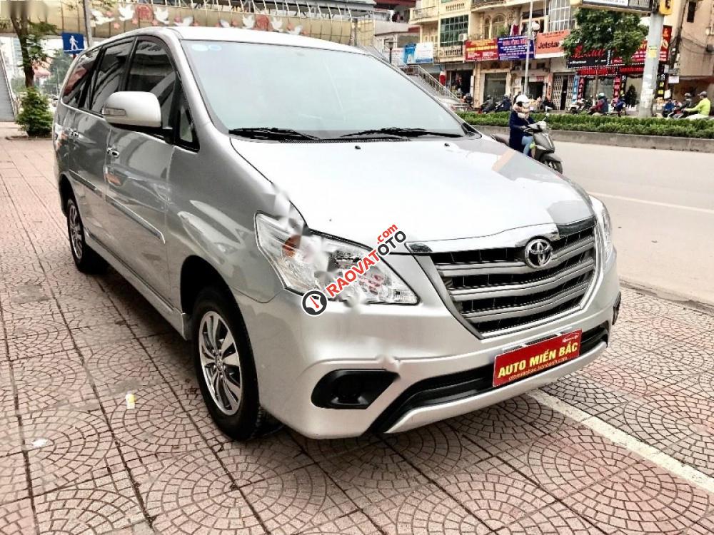 Cần bán Toyota Innova 2.0 E đời 2015, màu bạc số sàn, giá tốt-1