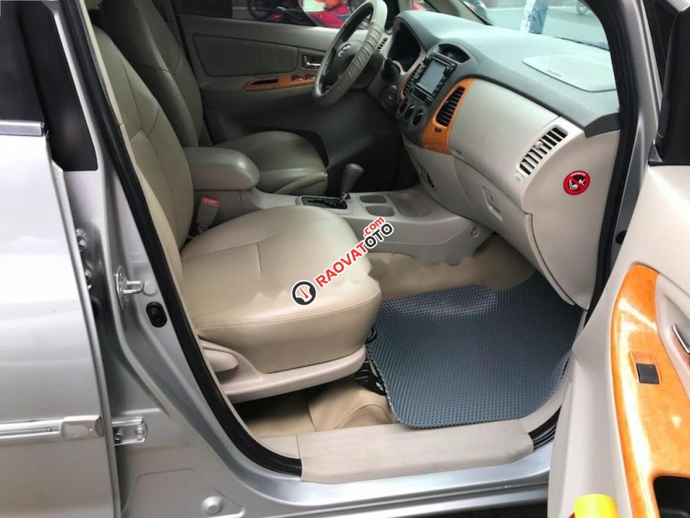 Cần bán lại xe Toyota Innova V đời 2009, màu bạc xe gia đình-6