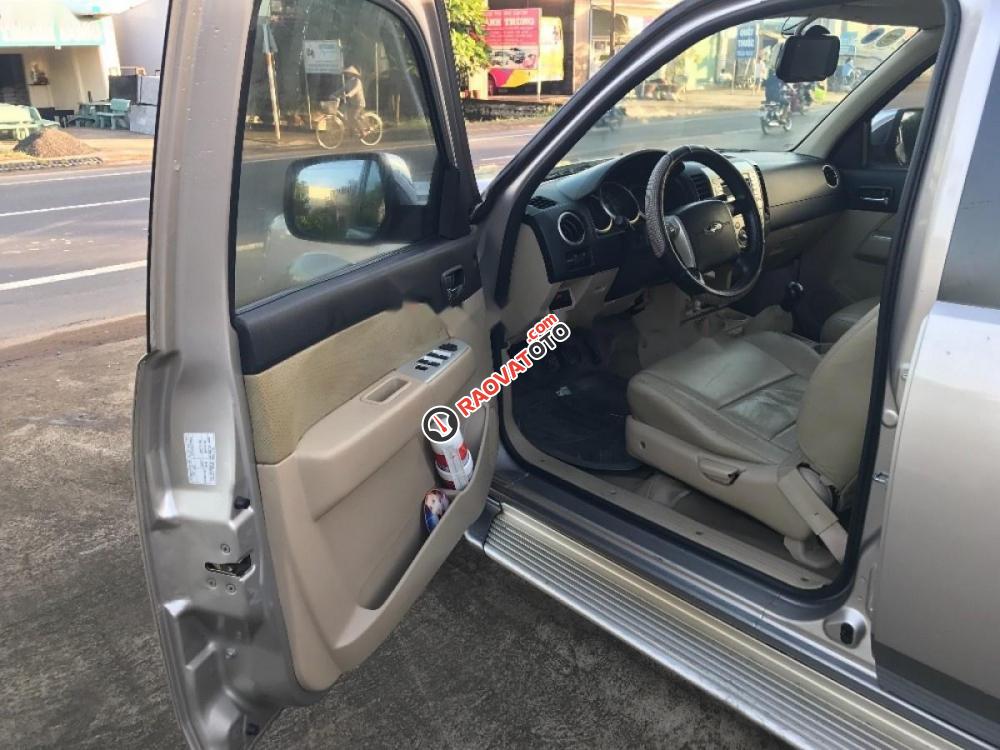 Cần bán gấp Ford Everest sản xuất 2008, xe gia đình, giá cạnh tranh-3