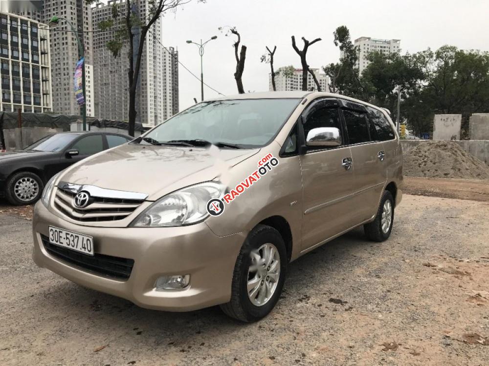 Cần bán Toyota Innova 2.0G đời 2010, màu vàng chính chủ-1