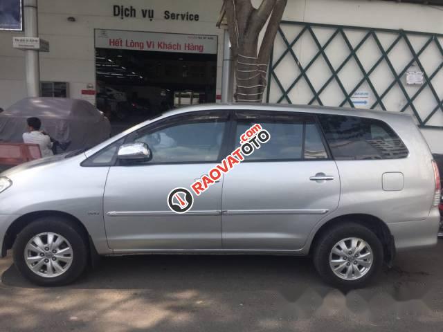 Bán gấp Toyota Innova G đời 2010, màu bạc xe gia đình-4