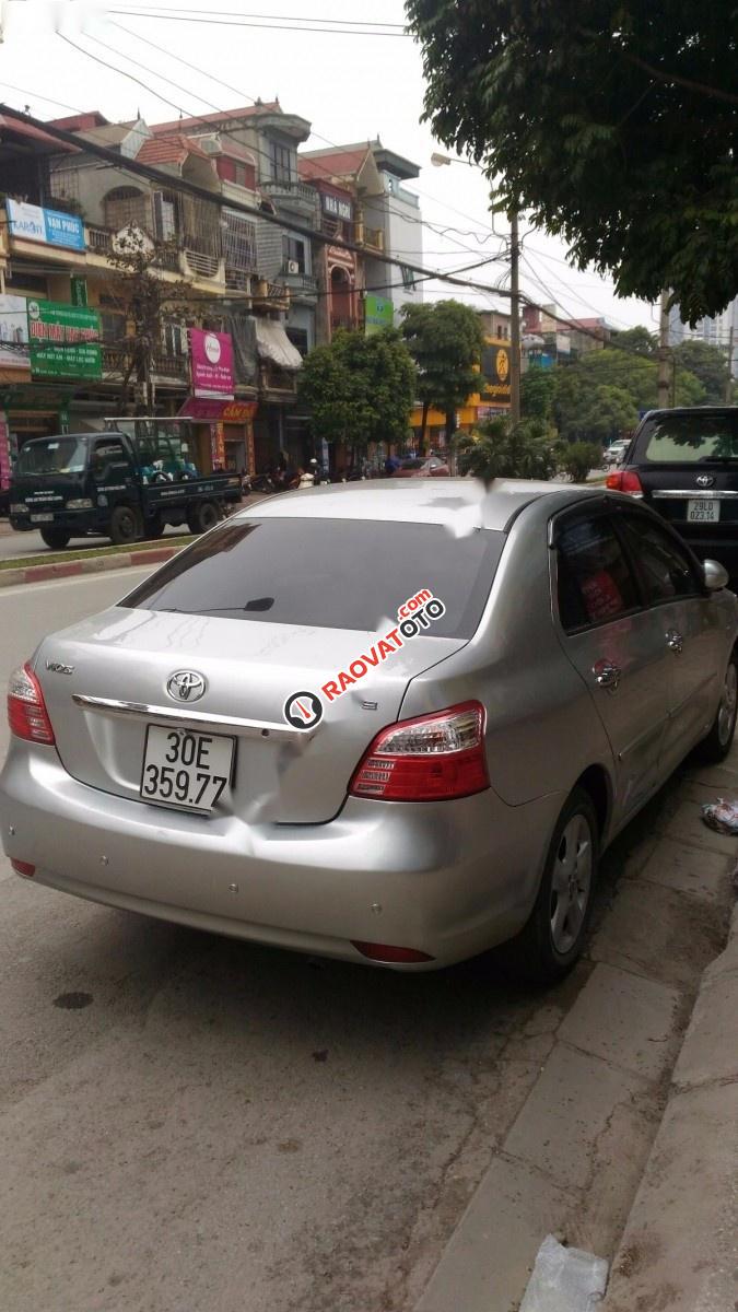 Cần bán Toyota Vios E đời 2010, màu bạc-0