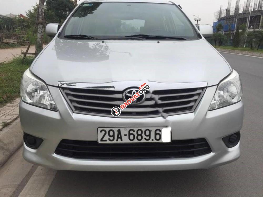 Cần bán Toyota Innova 2.0E sản xuất 2013, màu bạc xe gia đình-9