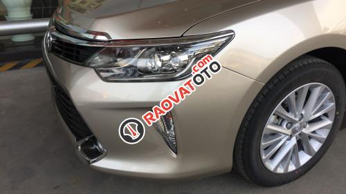 Bán Toyota Camry 2.0E đời 2017, màu vàng cát-4