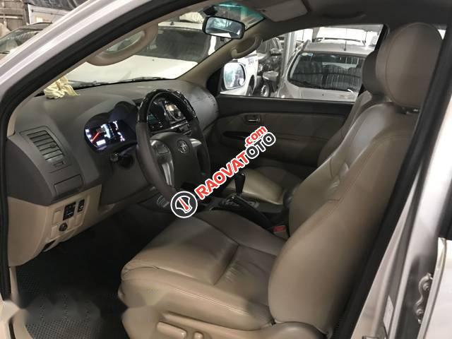 Bán xe Toyota Fortuner V 4x2 2013, màu bạc-2