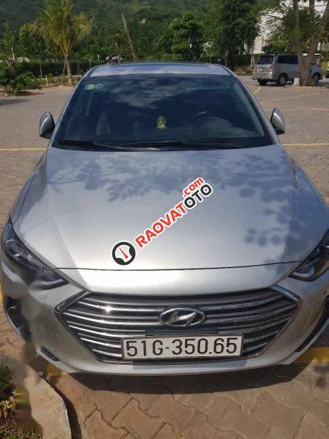 Bán xe Hyundai Elantra 2.0 đời 2017, màu bạc còn mới-0