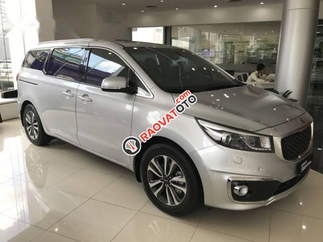 Bán Kia Sedona đời 2017, màu bạc-1