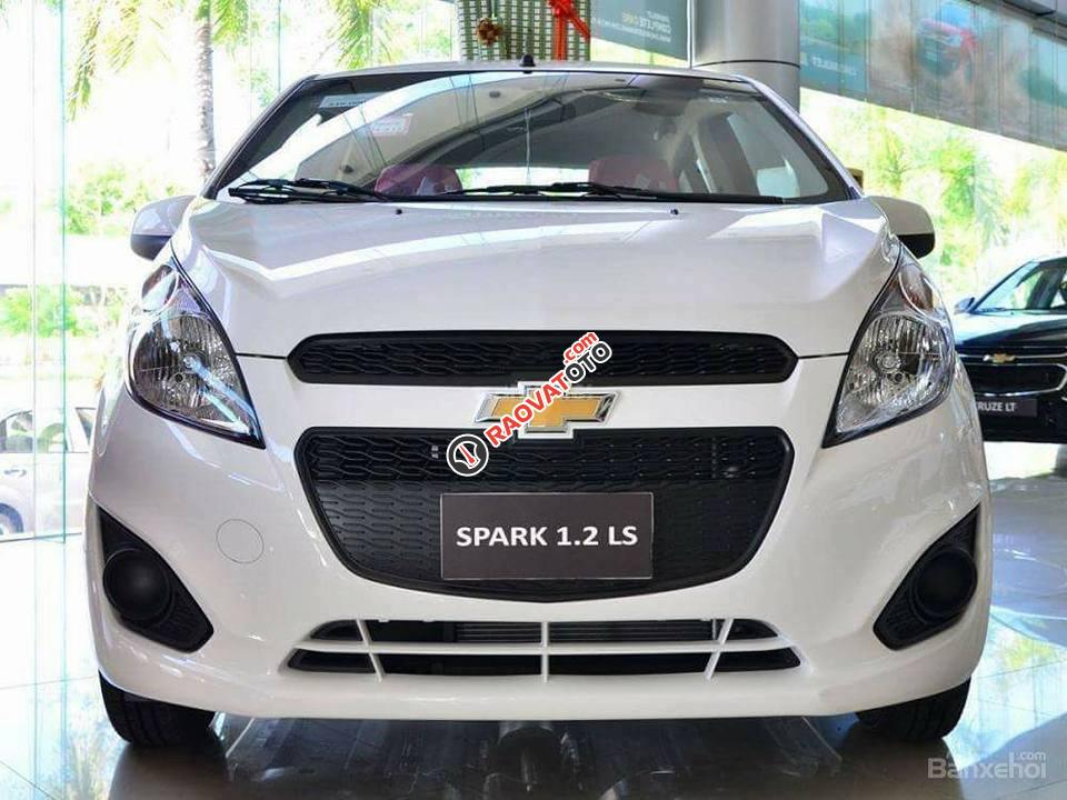 Bán Chevrolet Spark 1.2LS MT đời 2017, màu trắng, nhập khẩu nguyên chiếc, 269tr-1