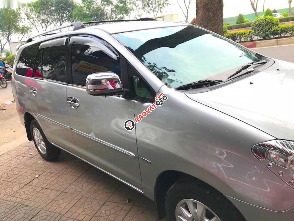 Cần bán lại xe Toyota Innova V đời 2009, màu bạc xe gia đình-2