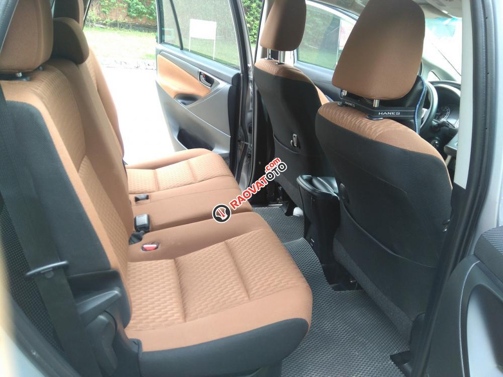 Bán Toyota Innova 2.0E đời 2017, màu bạc-9