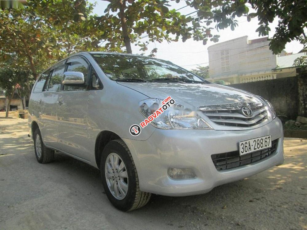 Bán ô tô Toyota Innova 2.0G đời 2010, màu bạc chính chủ-0