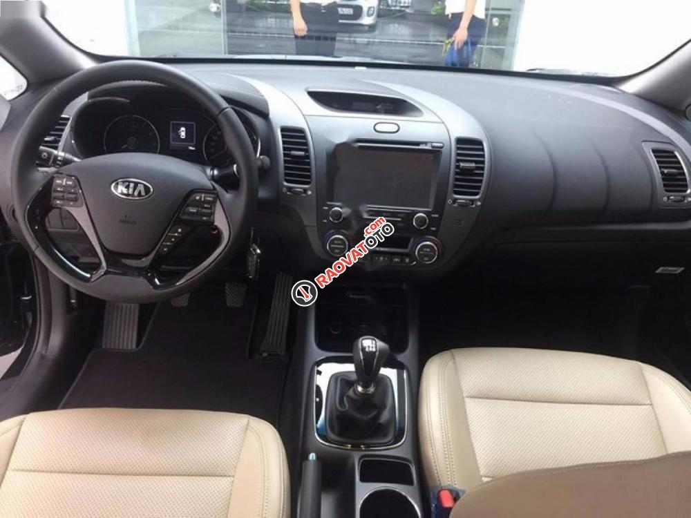 Cần bán xe Kia Cerato 1.6 MT đời 2017, màu đen, 534tr-0