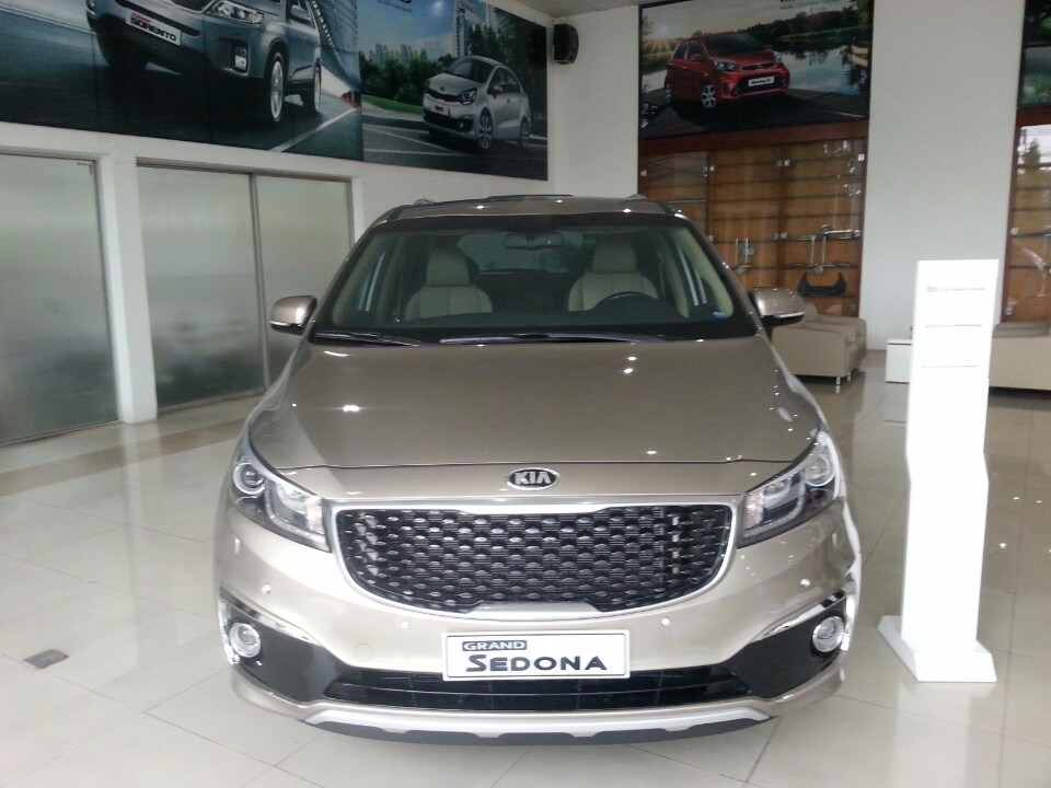 Bán Kia Sedona đời 2017, màu vàng, nhập khẩu chính hãng-1