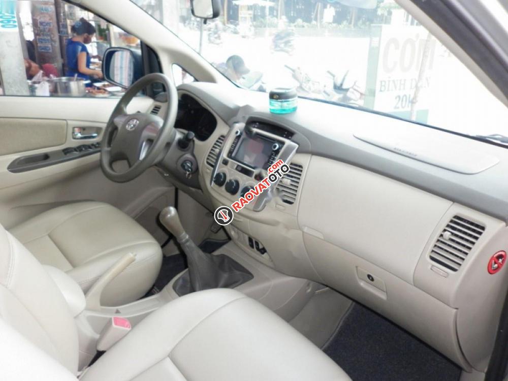 Bán ô tô Toyota Innova 2.0E đời 2015, màu bạc số sàn-2