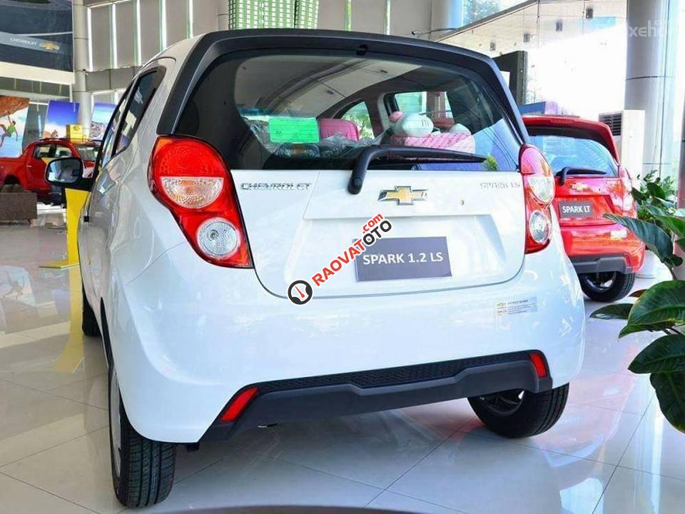 Bán Chevrolet Spark 1.2LS MT đời 2017, màu trắng, nhập khẩu nguyên chiếc, 269tr-3