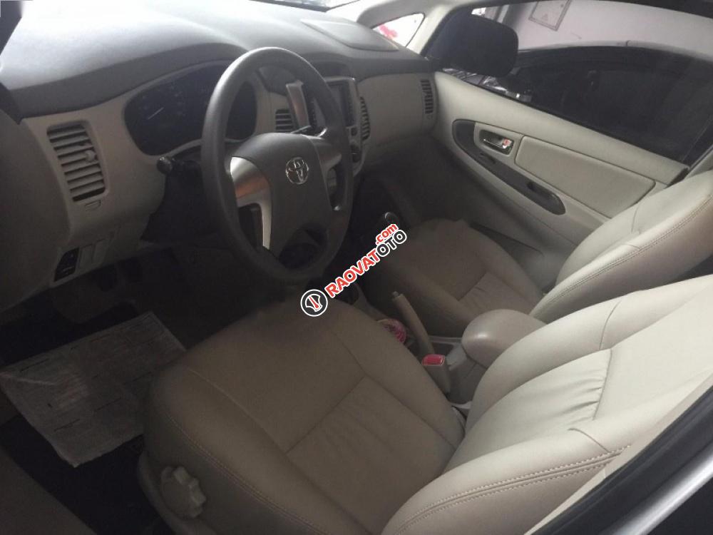 Bán xe Toyota Innova 2.0E năm 2014, màu bạc số sàn giá cạnh tranh-5