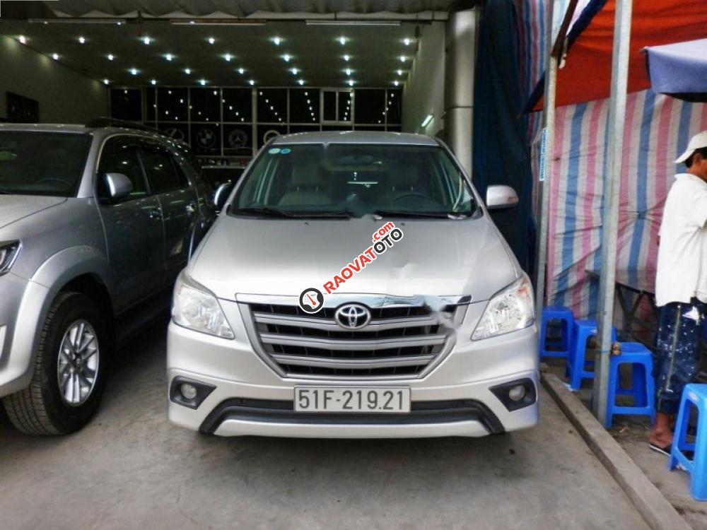 Bán ô tô Toyota Innova 2.0E đời 2015, màu bạc số sàn-0