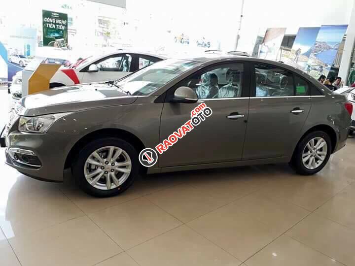 Bán ô tô Chevrolet Cruze LT đời 2017, màu xám-2